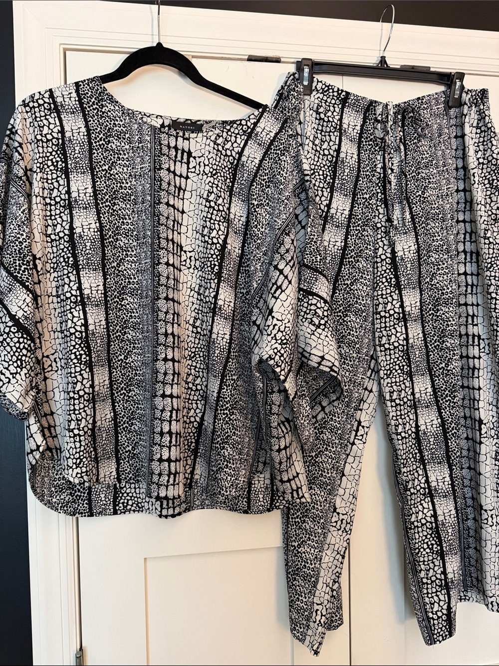 Natori Black and White Printed Two-Piece Lounge Set. Sz xl